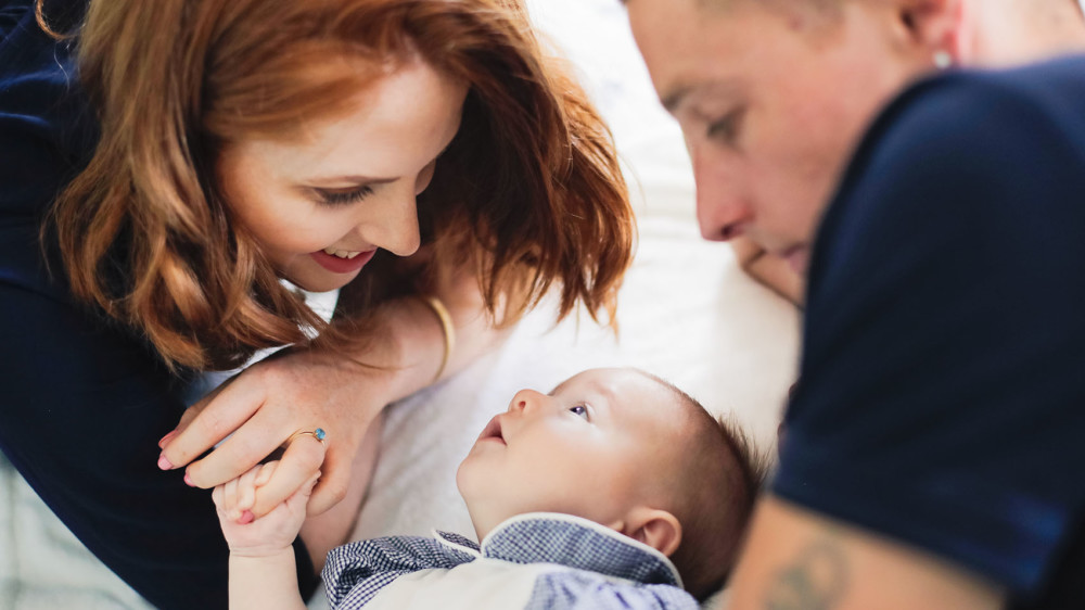 bébé regarde maman et papa