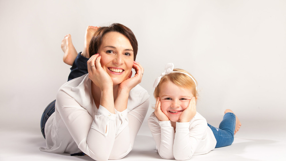 Photo de famille en studio à Lannion, maman et fille