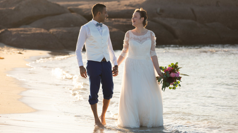 Séance couple les pieds dans l'eau